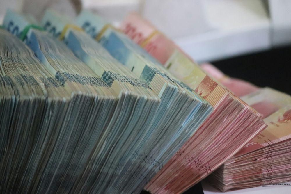 Saham Bank Mandiri Melemah di Sesi I, Dampak Pemblokiran Rekening?
