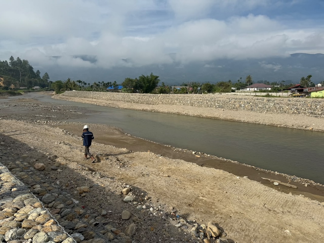 Pekerjaan pemasangan bronjong pada tepian Sungai Aih Bobo di Kabupaten Gayo Lues sebagai langkah mitigasi bencana.