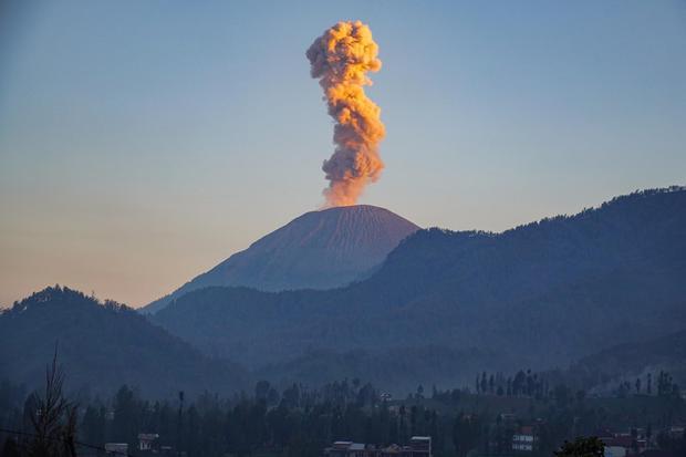 Empat Gunung Berapi di Indonesia Erupsi Bersamaan, Apa Penyebabnya?
