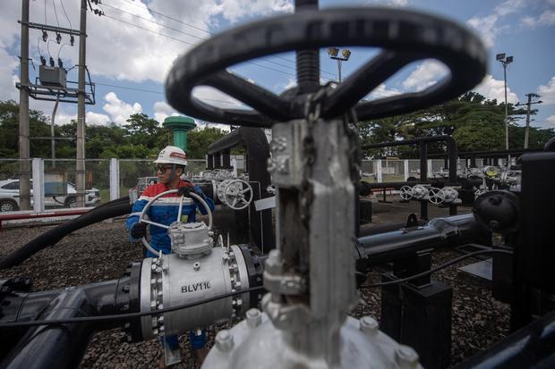 Harga Minyak di Bawah US$ 100, Pipa East-West Segera Beroperasi