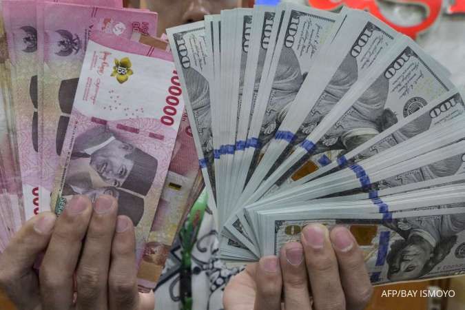 Harga Minyak Tembus US$100, Rupiah Tertekan di Awal Pekan
